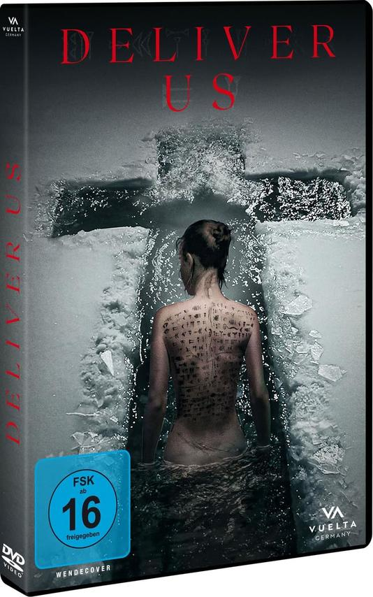 Eine Frau mit Schriftzeichen auf dem Rücken steht in eisigem Wasser vor einem Kreuz.