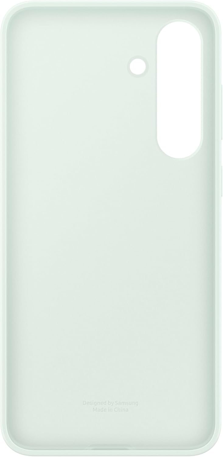 Eine hellgrüne Handyhülle mit Kameraausschnitt und Branding unten. Entworfen von Samsung, hergestellt in China.