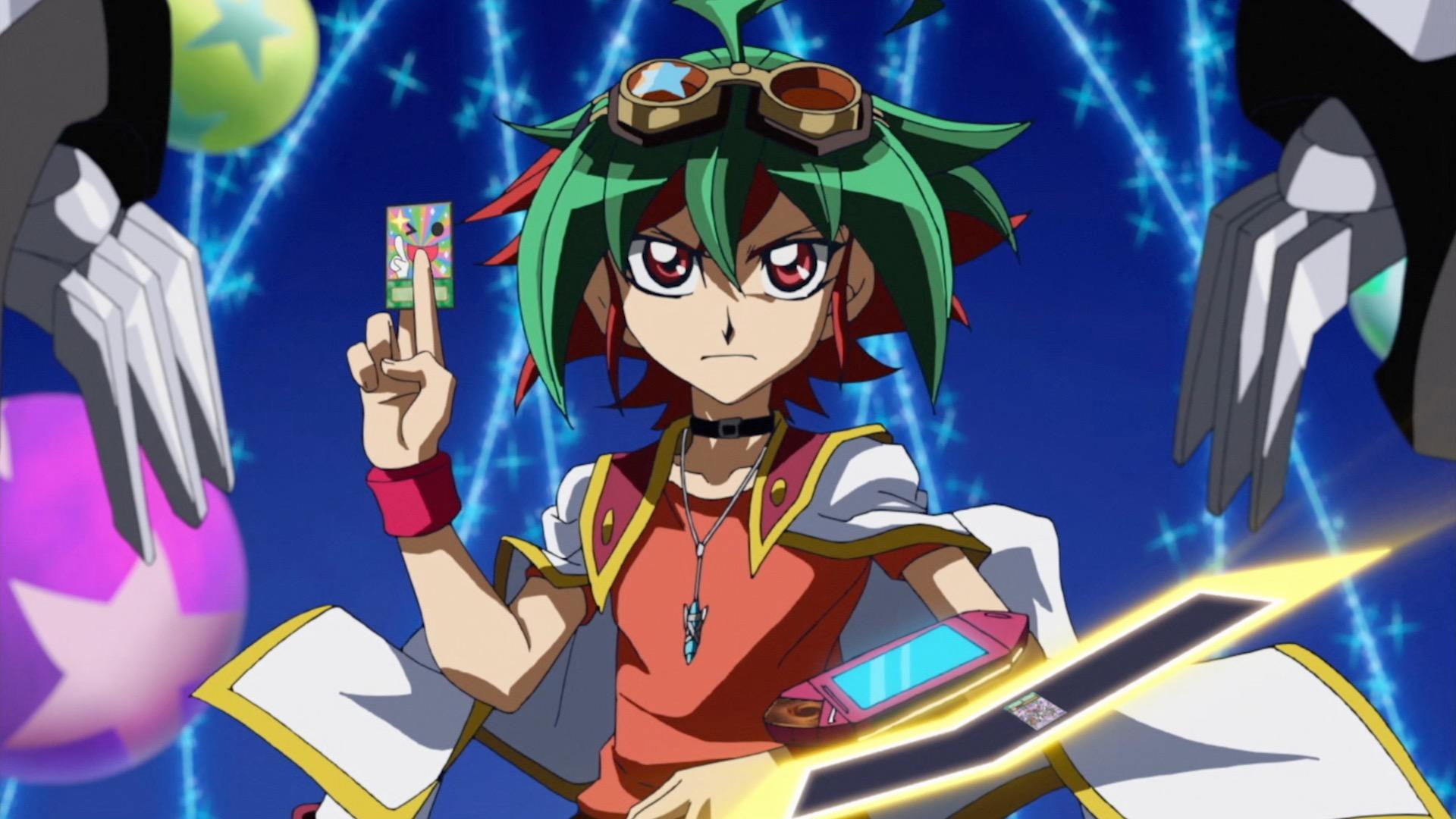 Anime-Figur mit Karte, Brille, grünem Haar und roten Augen vor blauem Hintergrund mit leuchtenden Linien.