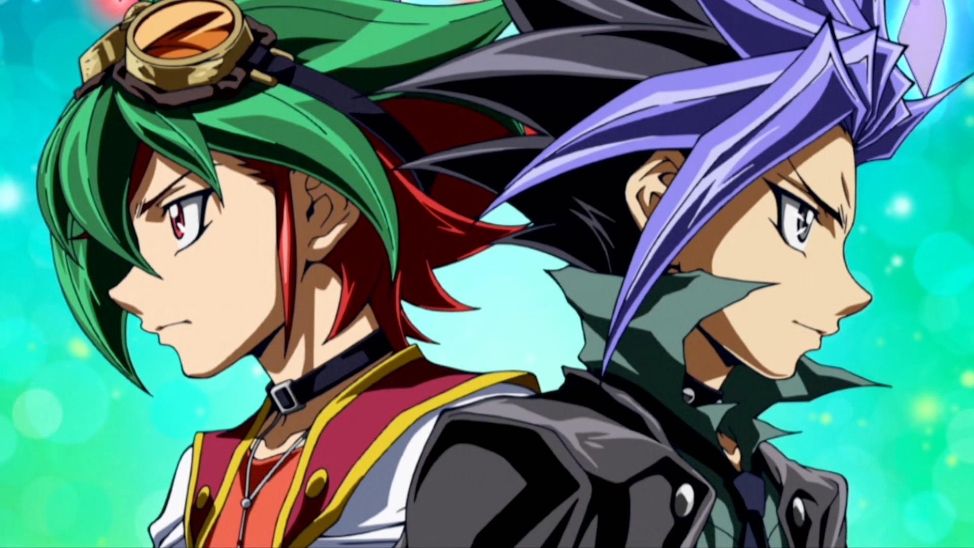 Zwei Anime-Charaktere stehen sich gegenüber. Einer hat grüne Haare, eine Brille und eine rote und goldene Jacke. Der andere hat schwarze und violette Haare.