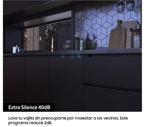 Cocina moderna con ventana, grifo y armarios. Vasos, tablas de cortar y botellas en la encimera. La escena es oscura.
