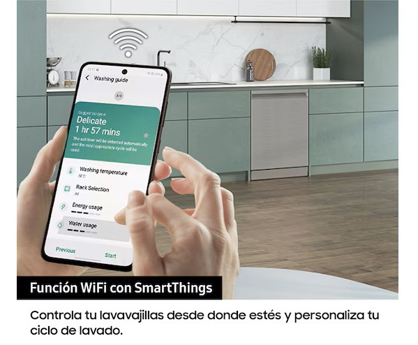 Una mano sostiene un teléfono que muestra la guía de lavado. Una señal WiFi está encima del teléfono. Un lavavajillas es visible en el fondo.