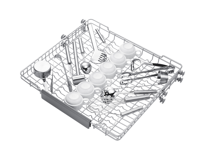 Una rejilla de lavavajillas llena de tazas blancas y varios utensilios de acero inoxidable como cucharones, pinzas y batidoras, todo sobre blanco.