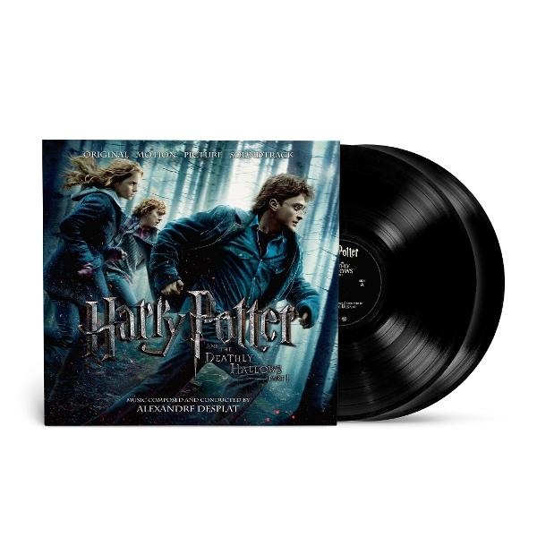 Harry Potter und die Heiligtümer des Todes Soundtrack-Albumcover und zwei schwarze Schallplatten. Das Cover zeigt Harry und Freunde beim Rennen.