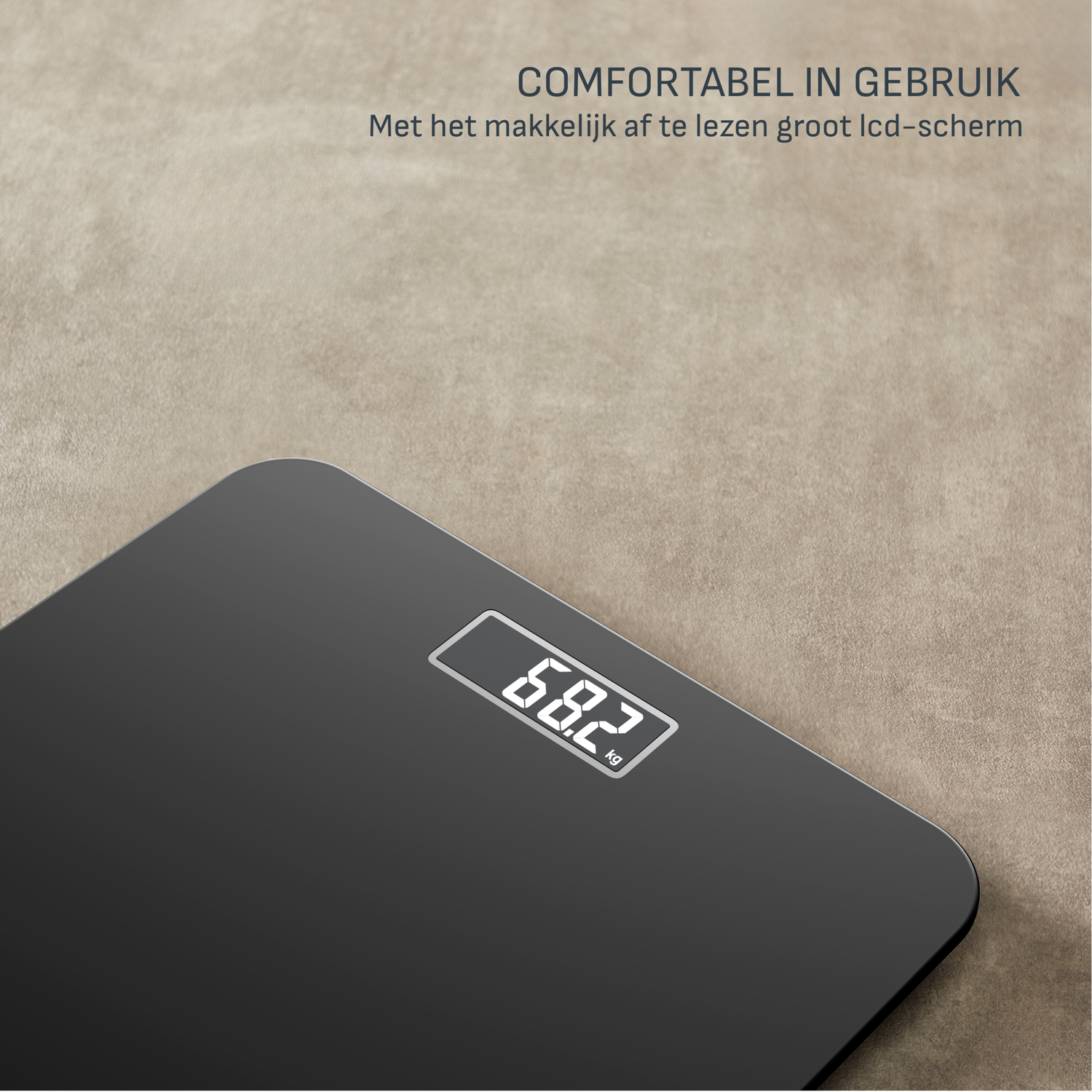 Een zwarte digitale weegschaal toont 68,2 kg. De achtergrond is een neutraal, getextureerd oppervlak.