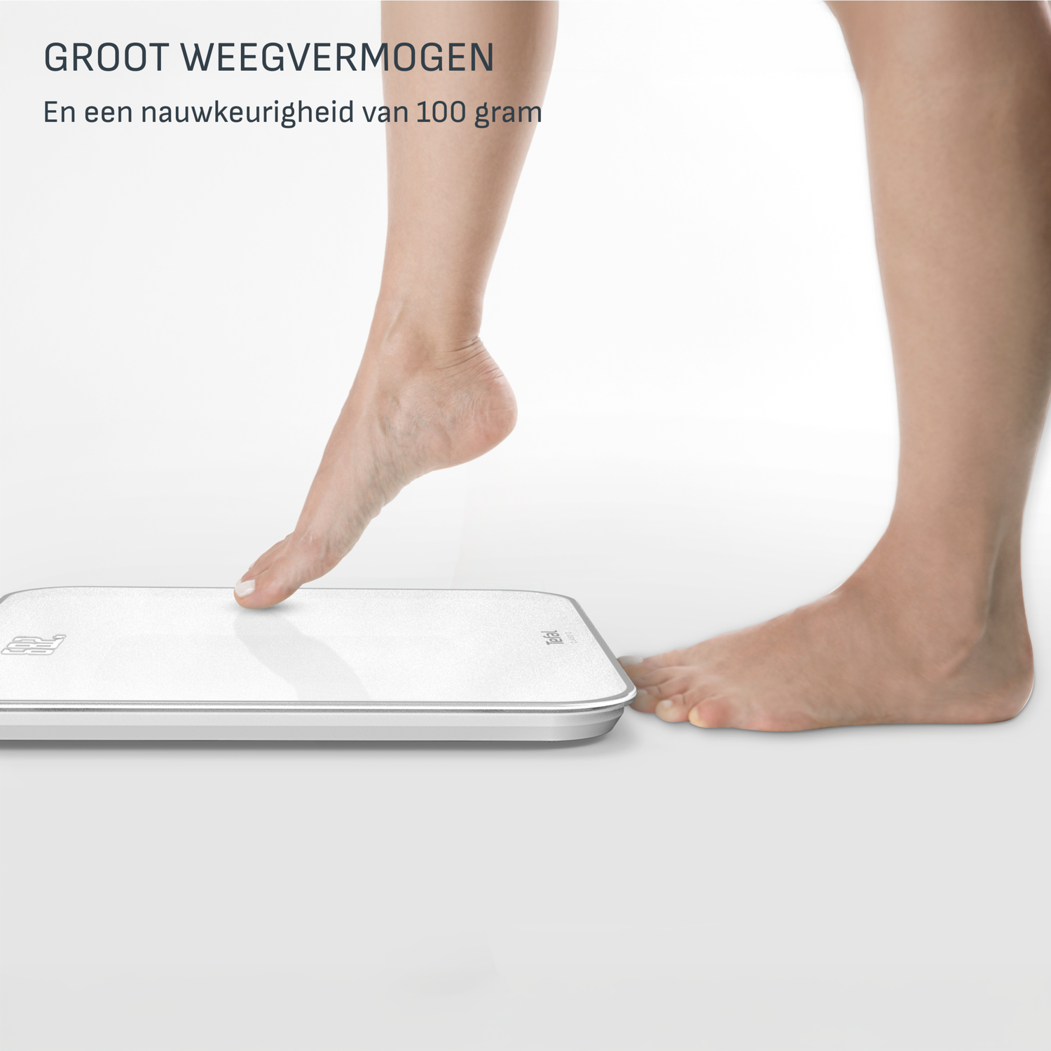 A person's bare feet on a white scale. One foot is on the scale, the other is about to step on it. Text in Dutch appears above.