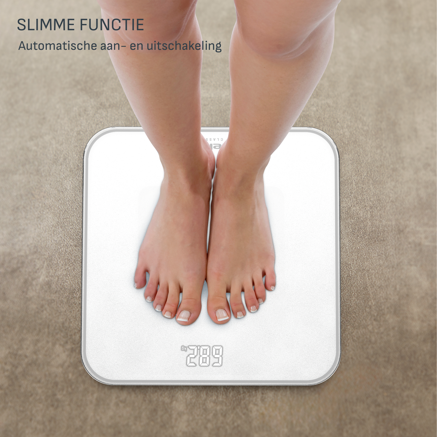 Bare feet stand on a white scale displaying 289 kg. The scale is on a brown floor. Text above says 'SLIMME FUNCTIE'.