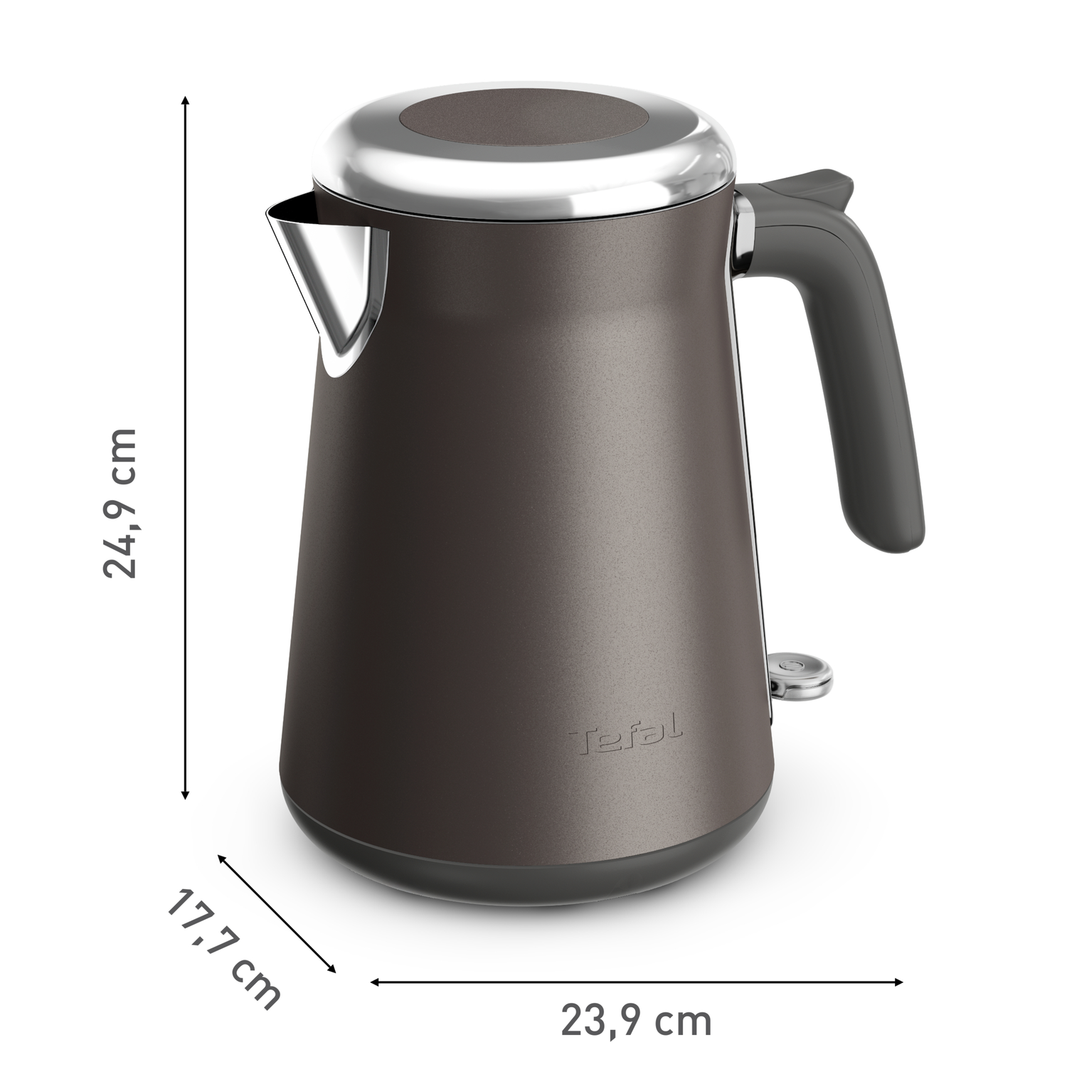 Een donkerbruine Tefal waterkoker met afmetingen. Hij heeft een zilveren bovenkant en tuit, een grijze handgreep en een aan/uit-knop. De achtergrond is wit.