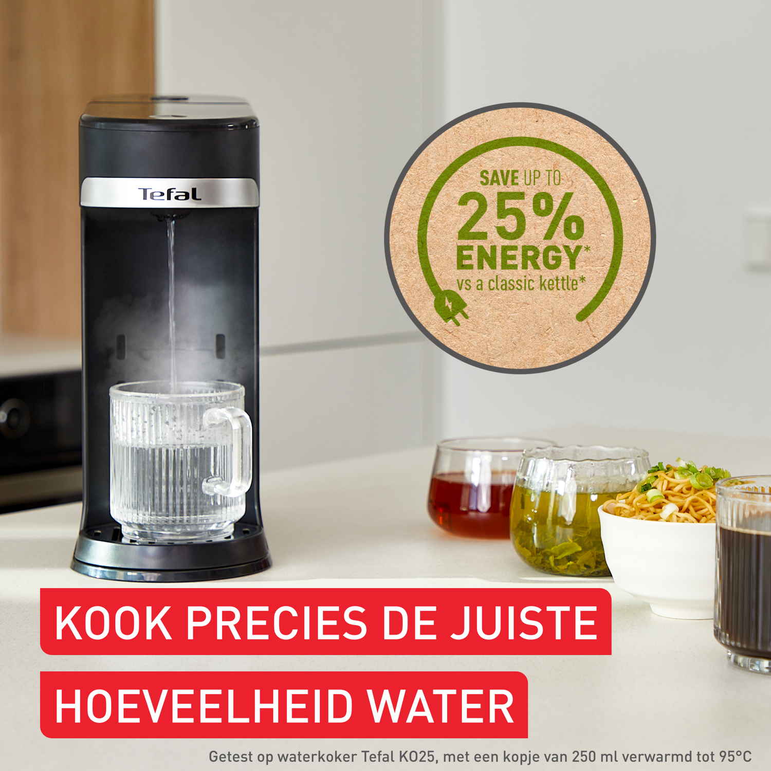 Une bouilloire Tefal distribue de l'eau chaude dans un verre. Une enseigne annonce 25% d'économies d'énergie. Des plats avec de la nourriture à droite.