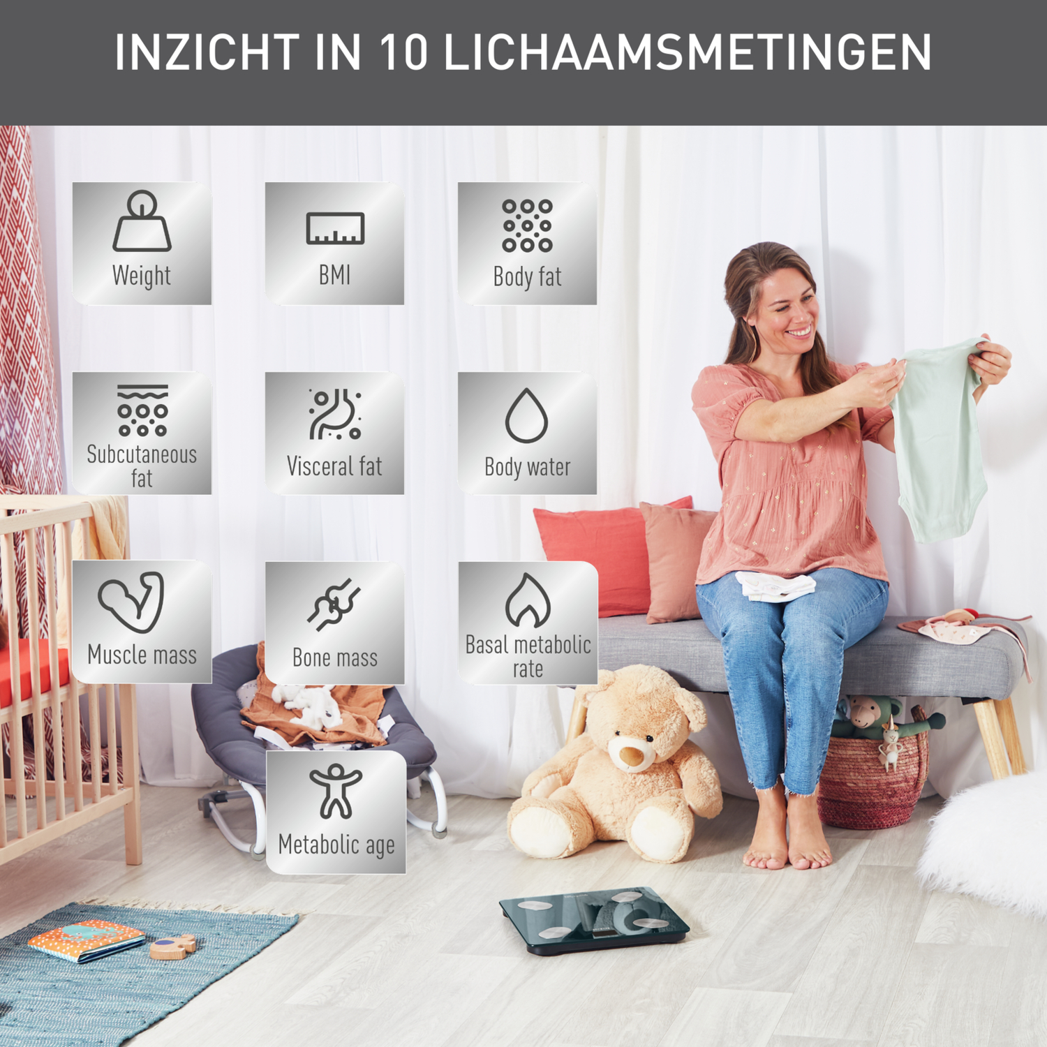 A woman holding a baby bodysuit, surrounded by baby items. Icons display body measurements. A scale is on the floor.