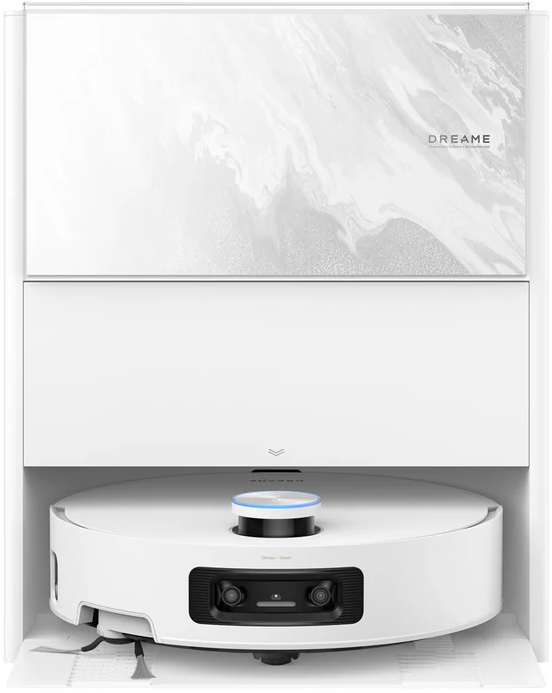 Un aspirapolvere robotico bianco è attraccato in un armadio bianco. L'armadio ha un design marmorizzato nella parte superiore. L'aspirapolvere ha una fotocamera nera.