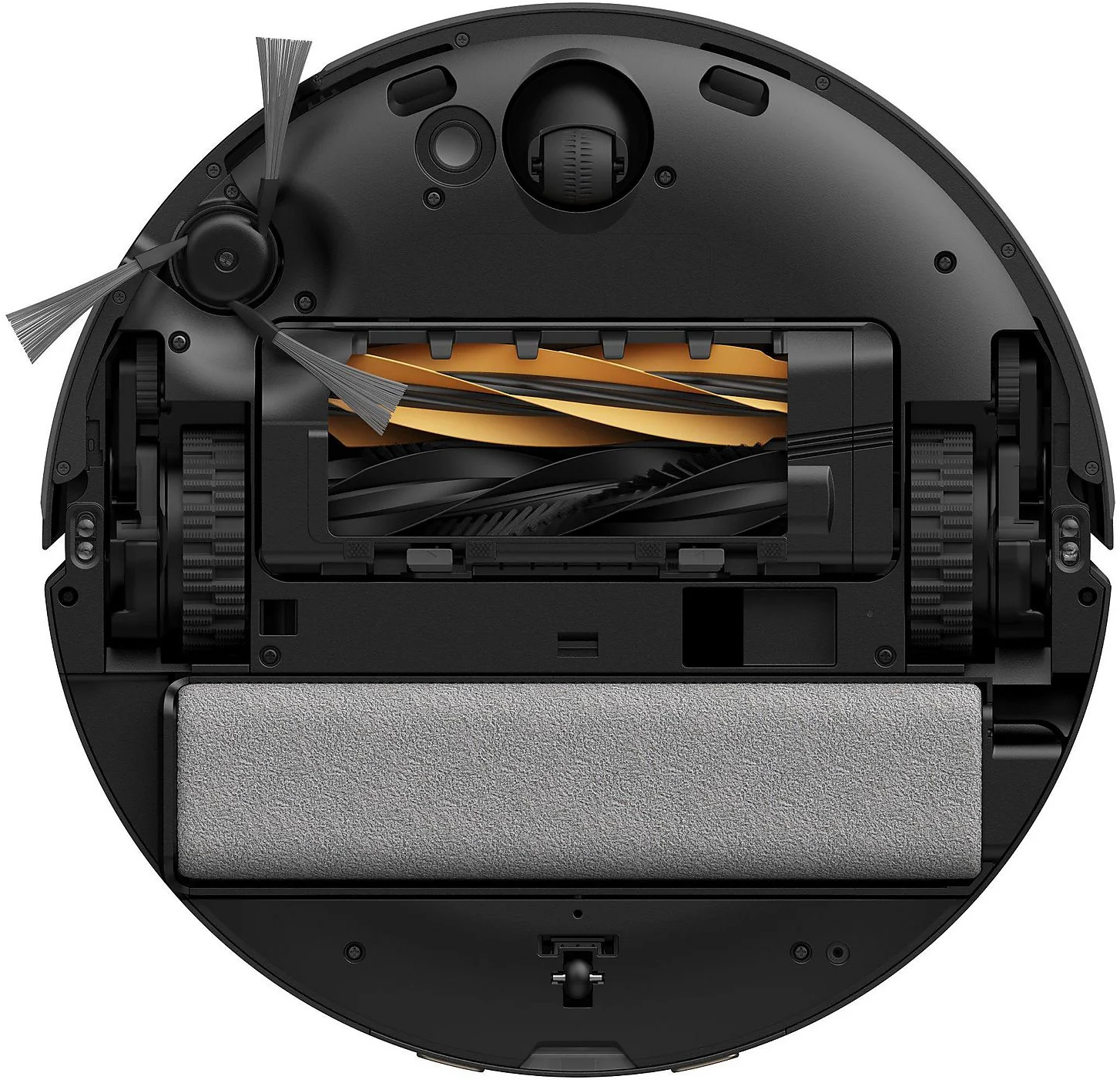 Un aspirateur robot noir, vue de dessus. Il a des brosses, des roues et un bac à poussière. Le centre a une brosse à rouleau jaune-orangé.