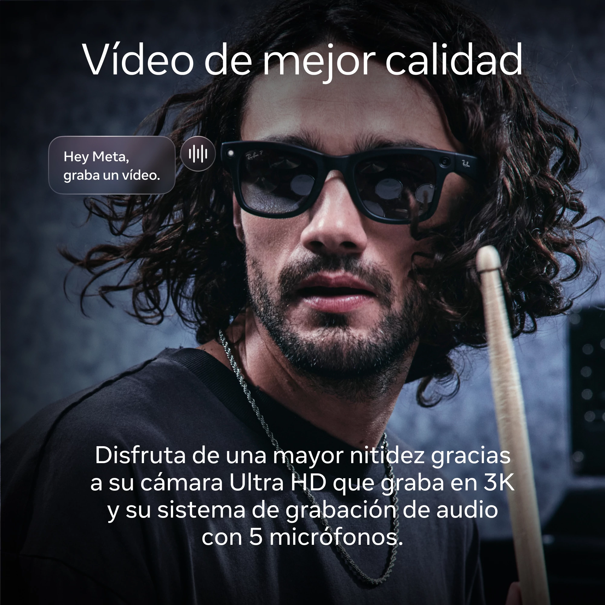 Un hombre con gafas de sol sostiene una baqueta. El texto dice 'Vídeo de mejor calidad' y detalles sobre la cámara Ultra HD.