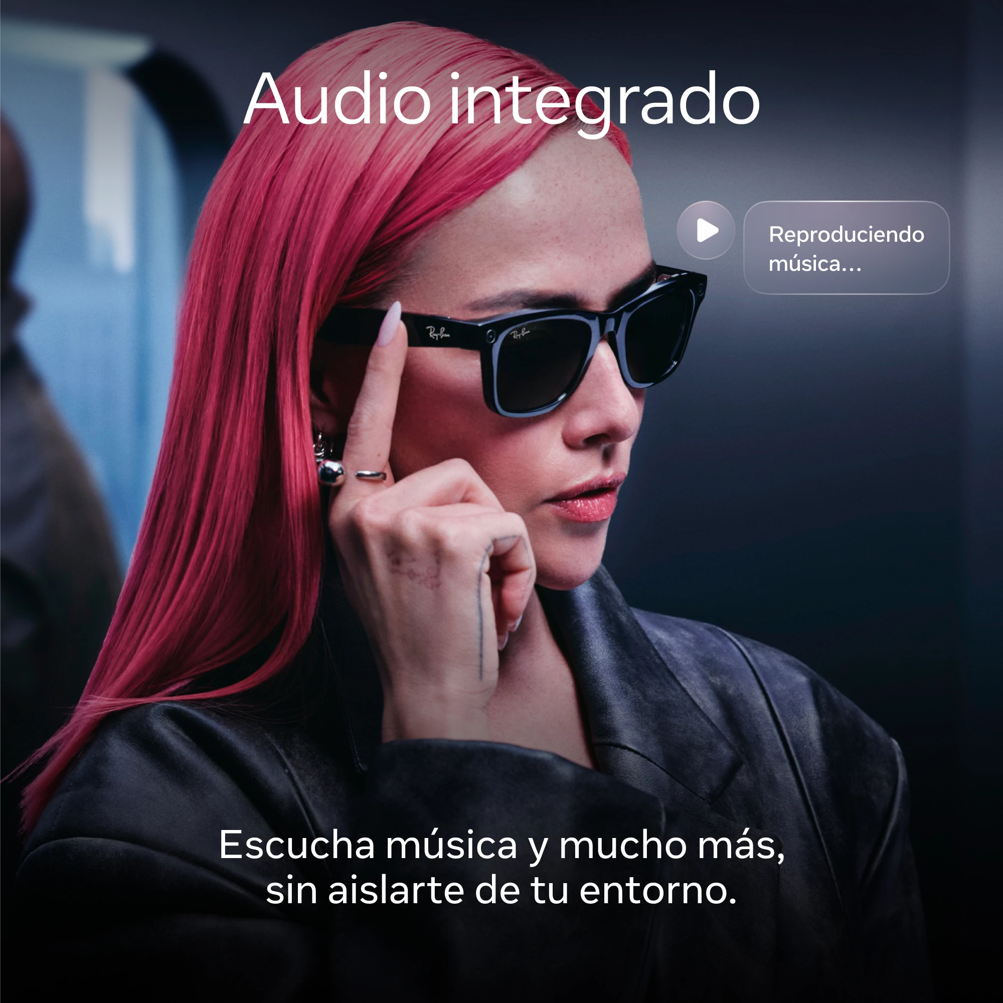Mujer con pelo rosa usando gafas de sol. Texto: Audio integrado. Reproduciendo música. Escucha música sin aislarte.