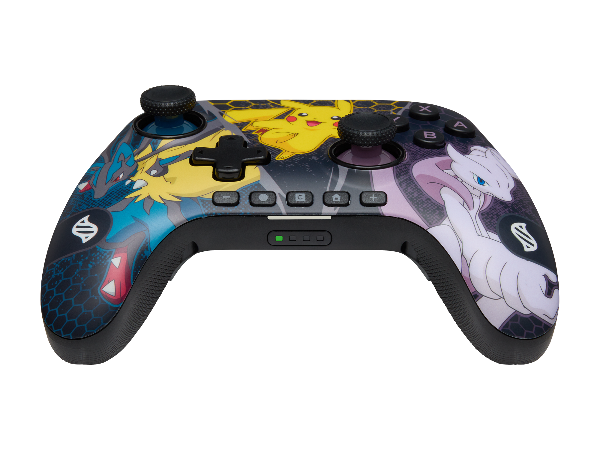 Ein Spielcontroller im Pokemon-Design. Er zeigt Pikachu, Lucario und Mewtwo. Der Controller hat schwarze Joysticks und Tasten.