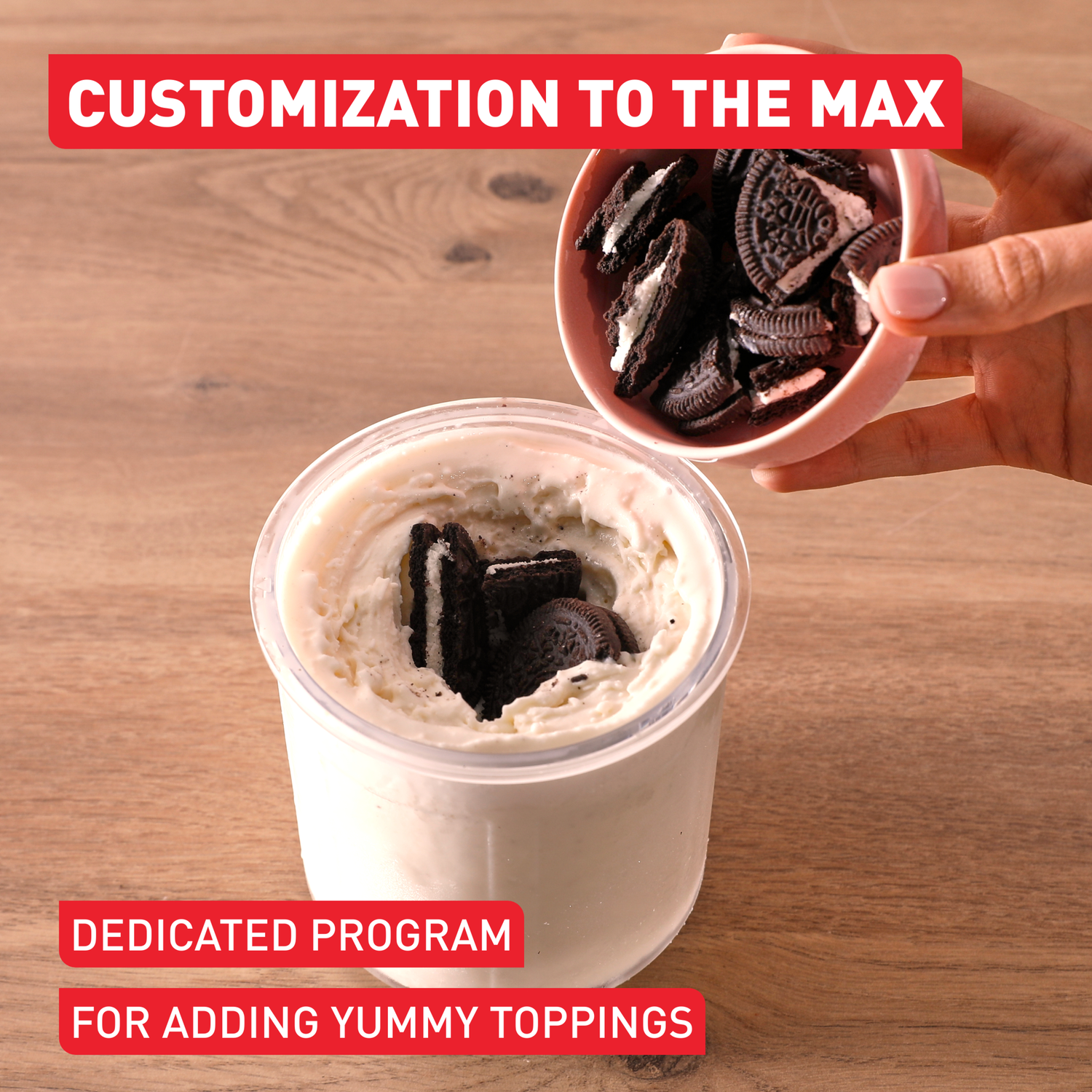 Een hand giet Oreo-koekjes in een bakje ijs. De bak staat op een houten ondergrond. Tekstoverlay zegt 'Customization'.