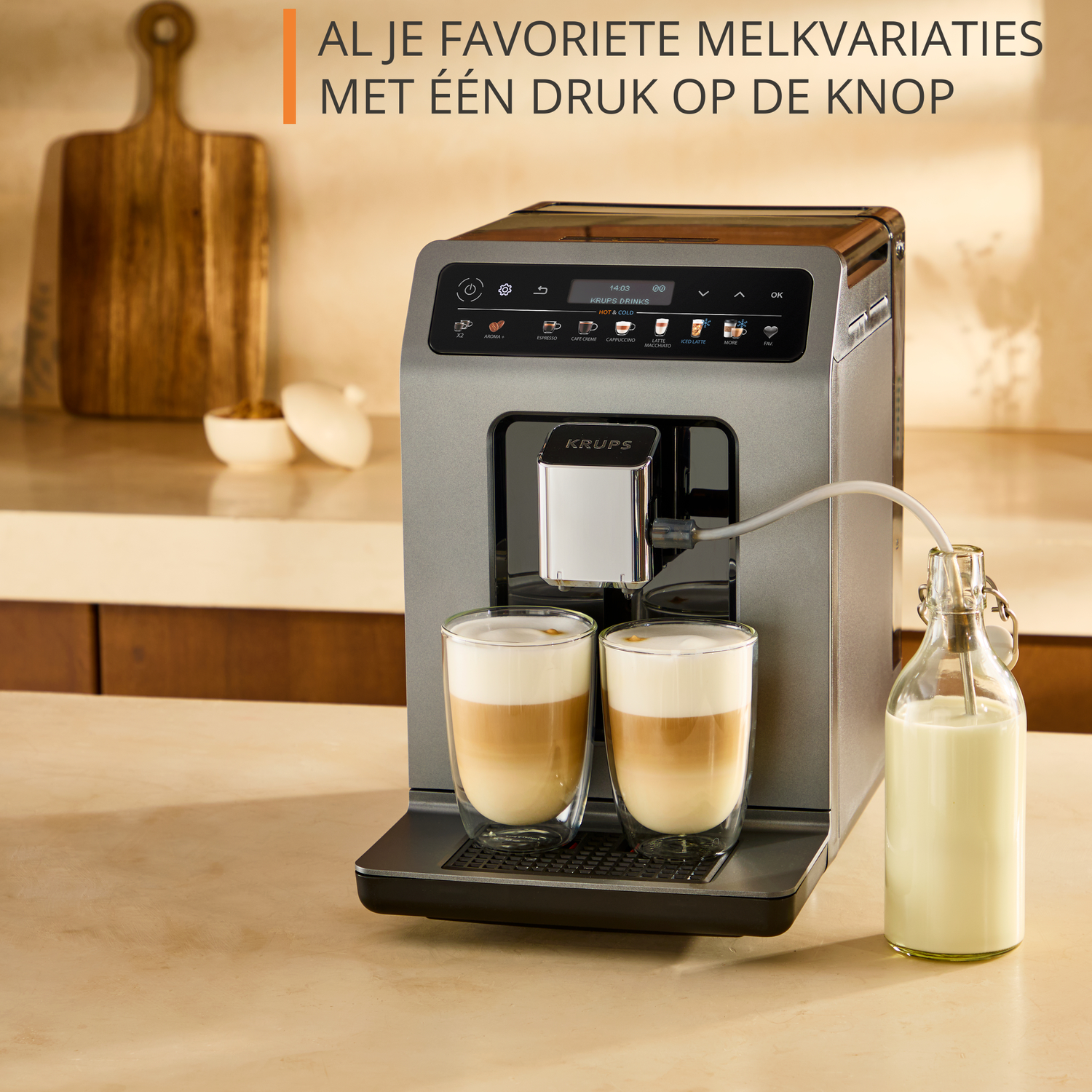 A coffee machine with two glasses of layered coffee. A milk bottle is on the right. Text: 'AL JE FAVORIETE MELKVARIATIES MET ÉÉN DRUK OP DE KNOP'.