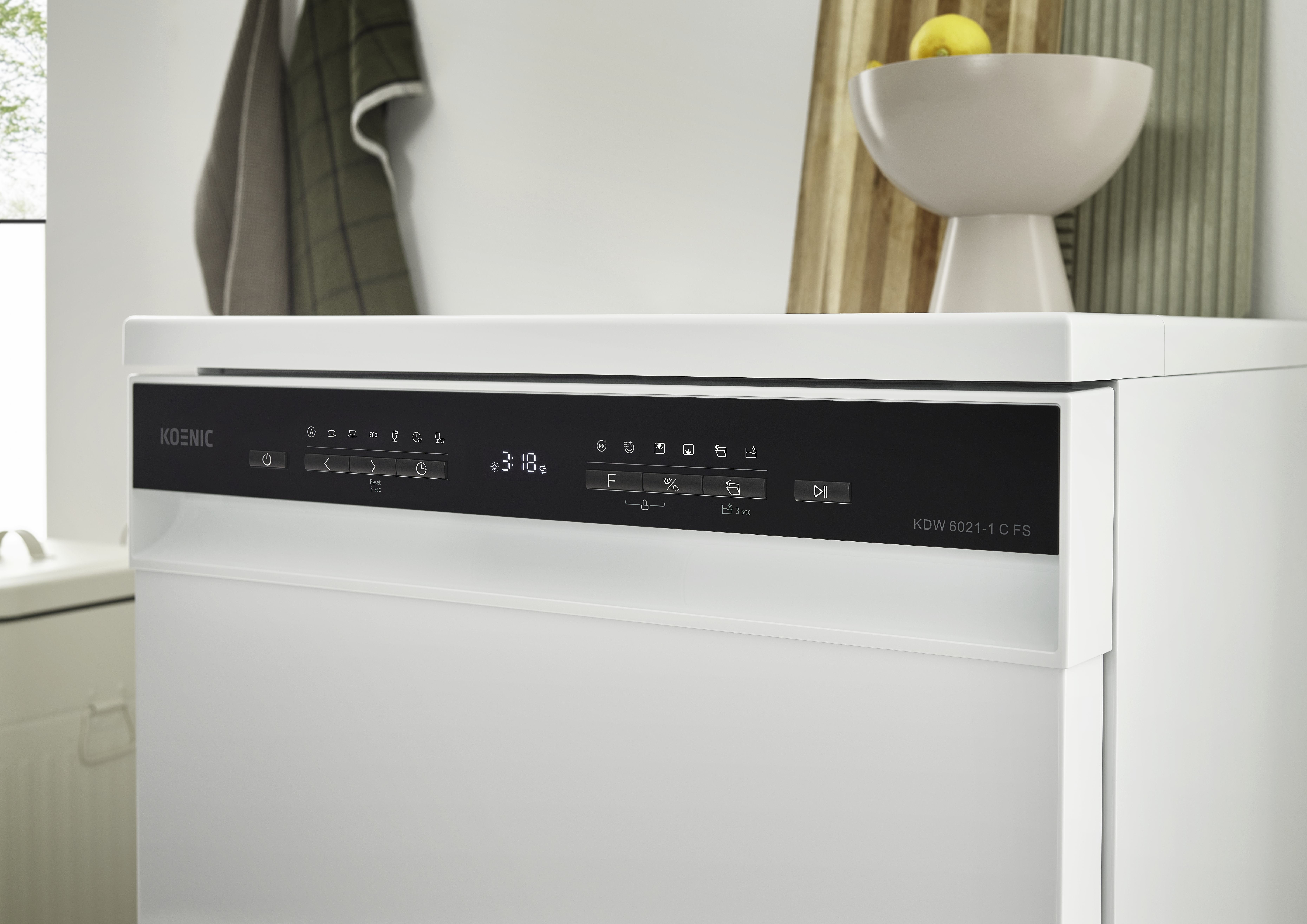 Ein weißer Geschirrspüler mit schwarzem Bedienfeld, das Einstellungen und die Zeit anzeigt. Auf einem Holzbrett liegt eine Zitrone in einer Schale.