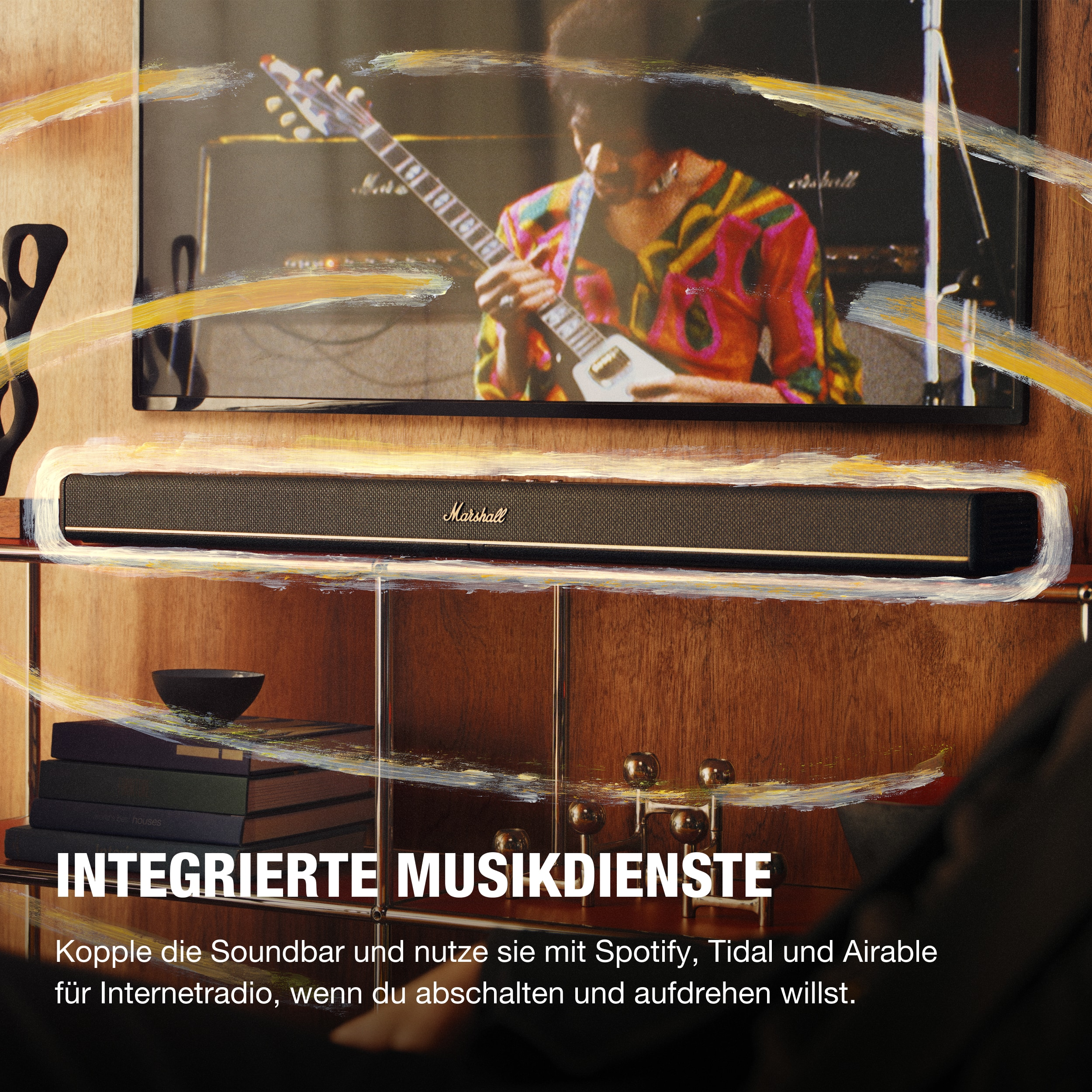 Eine Marshall-Soundbar unter einem Fernseher, der eine Person beim Gitarrenspiel zeigt. Der Text INTEGRIERTE MUSIKDIENSTE ist sichtbar.
