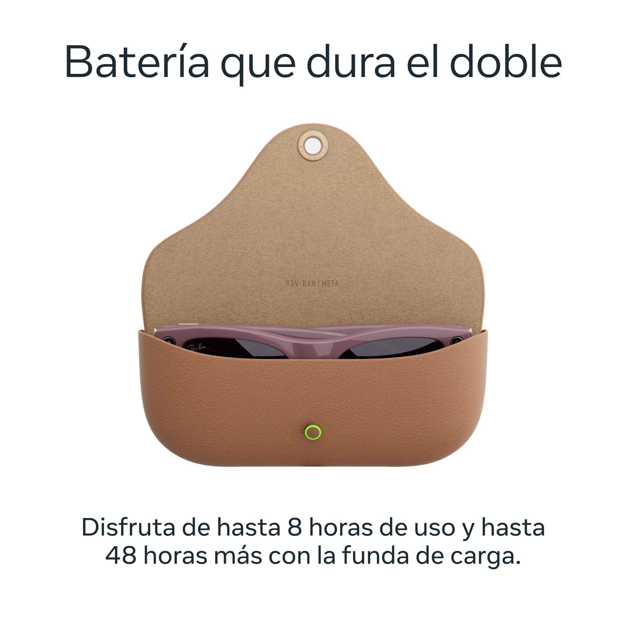 Un estuche marrón para gafas con gafas Ray-Ban dentro. El texto dice que la batería dura el doble.
