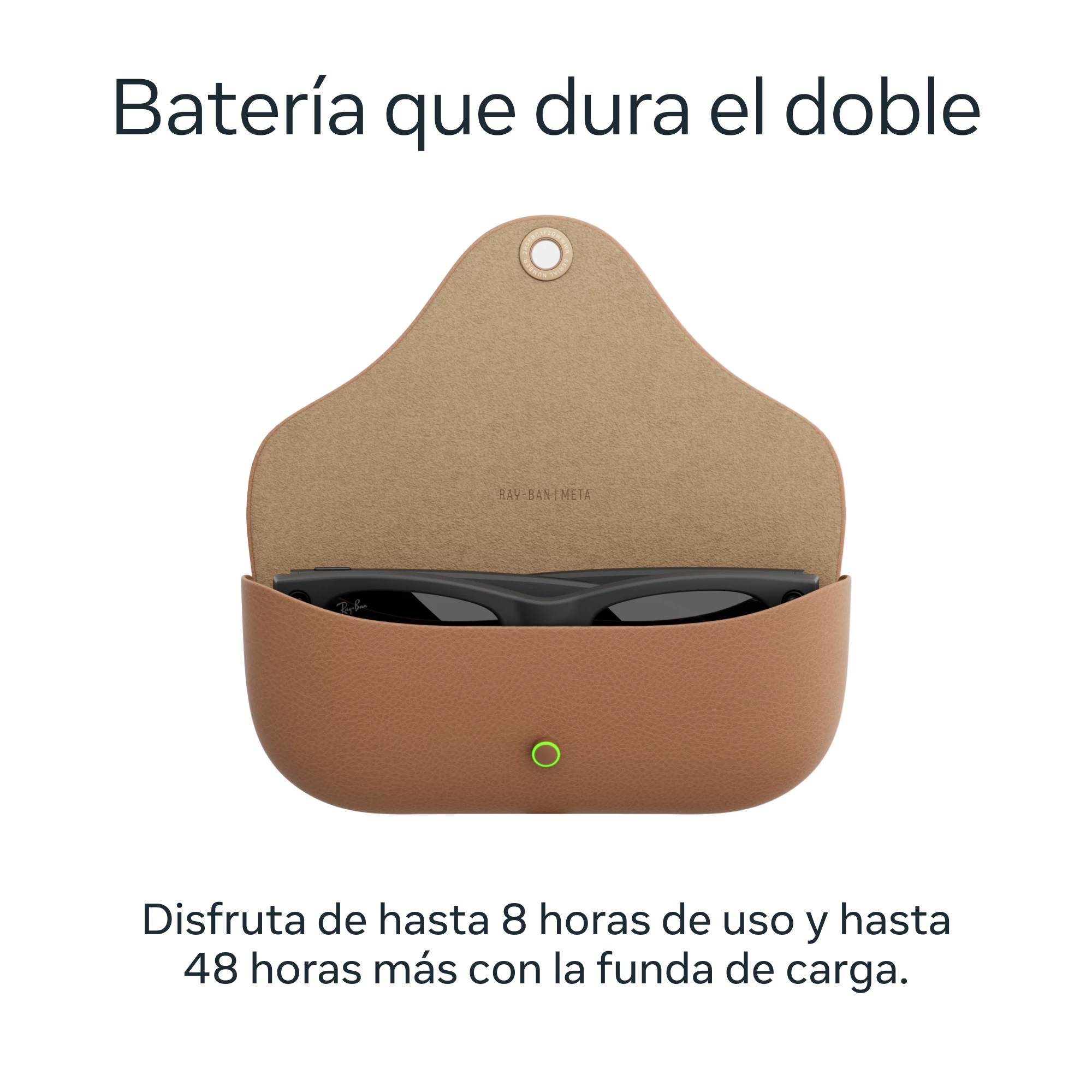 Un estuche de gafas abierto, mostrando gafas negras. El texto dice que la batería dura más. El estuche es marrón claro.