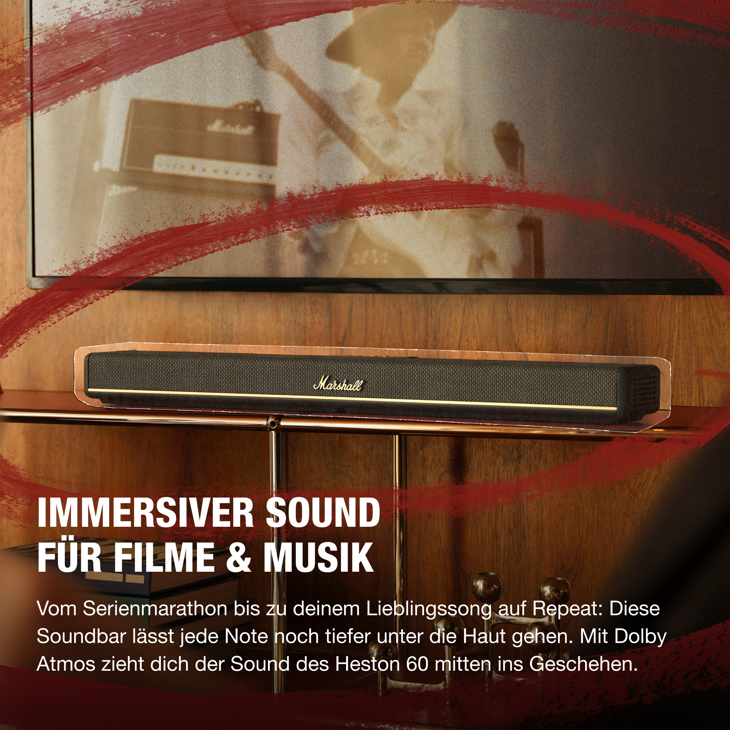 Eine Soundbar der Marke Marshall steht auf einem Holzregal unter einem Fernseher. Rote Pinselstriche überlagern das Bild. Text ist sichtbar.