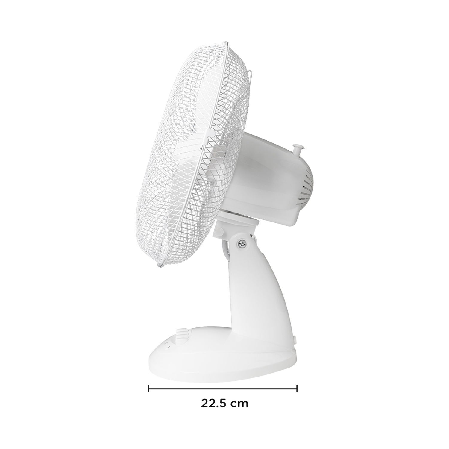 Un ventilatore da scrivania bianco, vista laterale, su sfondo bianco. È largo 22,5 cm. Il ventilatore ha una griglia protettiva e una testa regolabile.