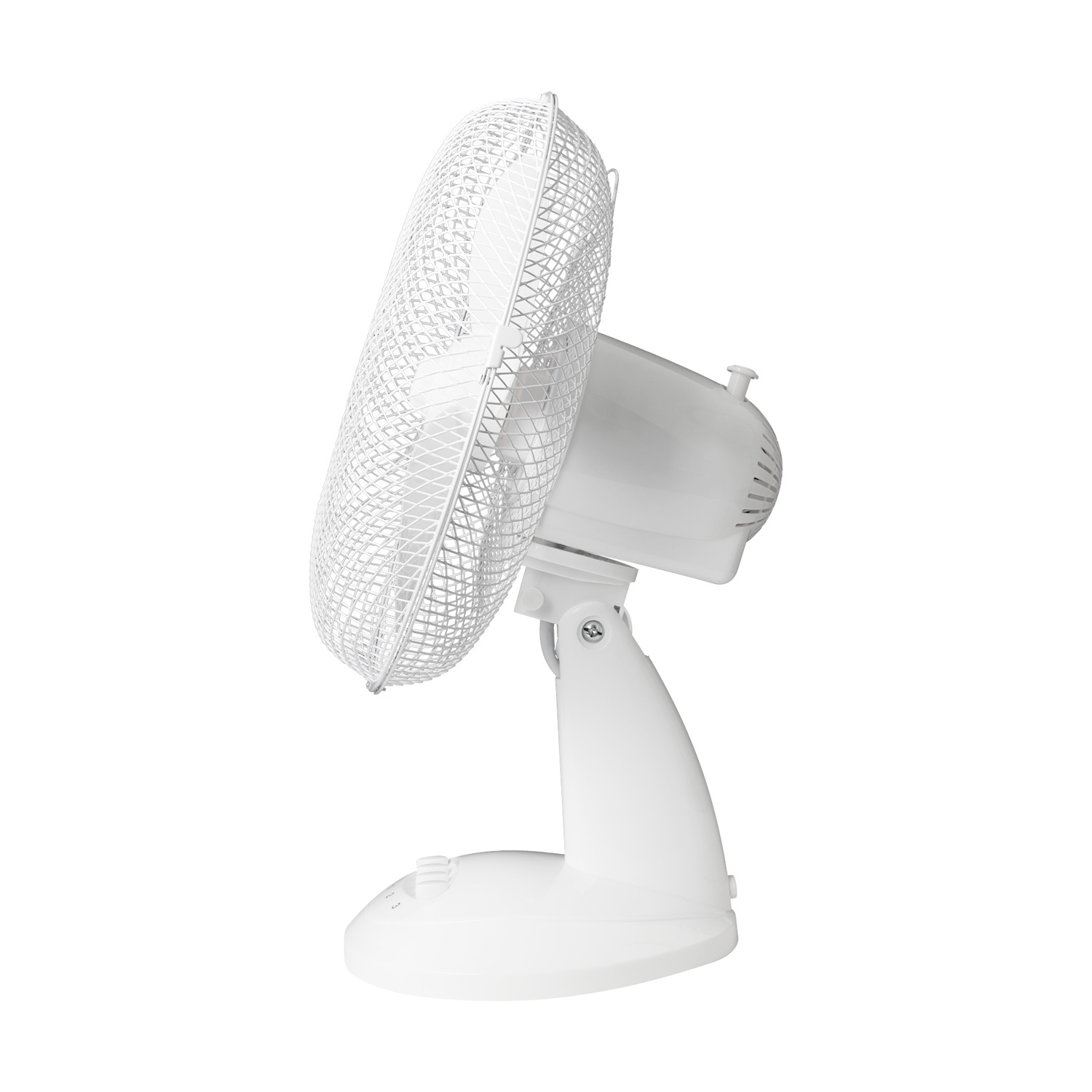Un ventilatore elettrico bianco, vista laterale, su sfondo bianco. Ha una griglia protettiva, un supporto e pulsanti di controllo.