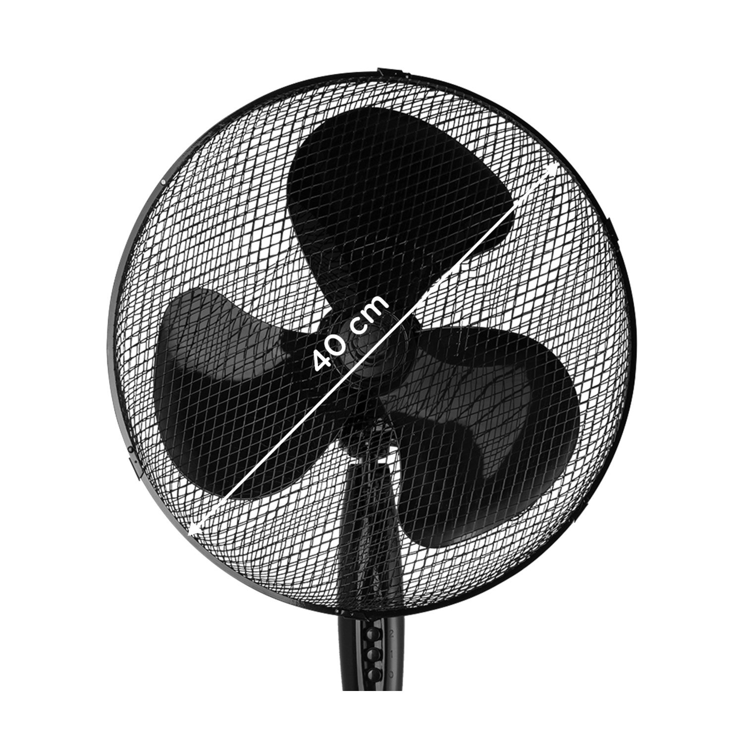 Un ventilatore elettrico nero con tre pale è mostrato frontalmente. Il ventilatore ha una protezione a rete e misura 40 cm di diametro.