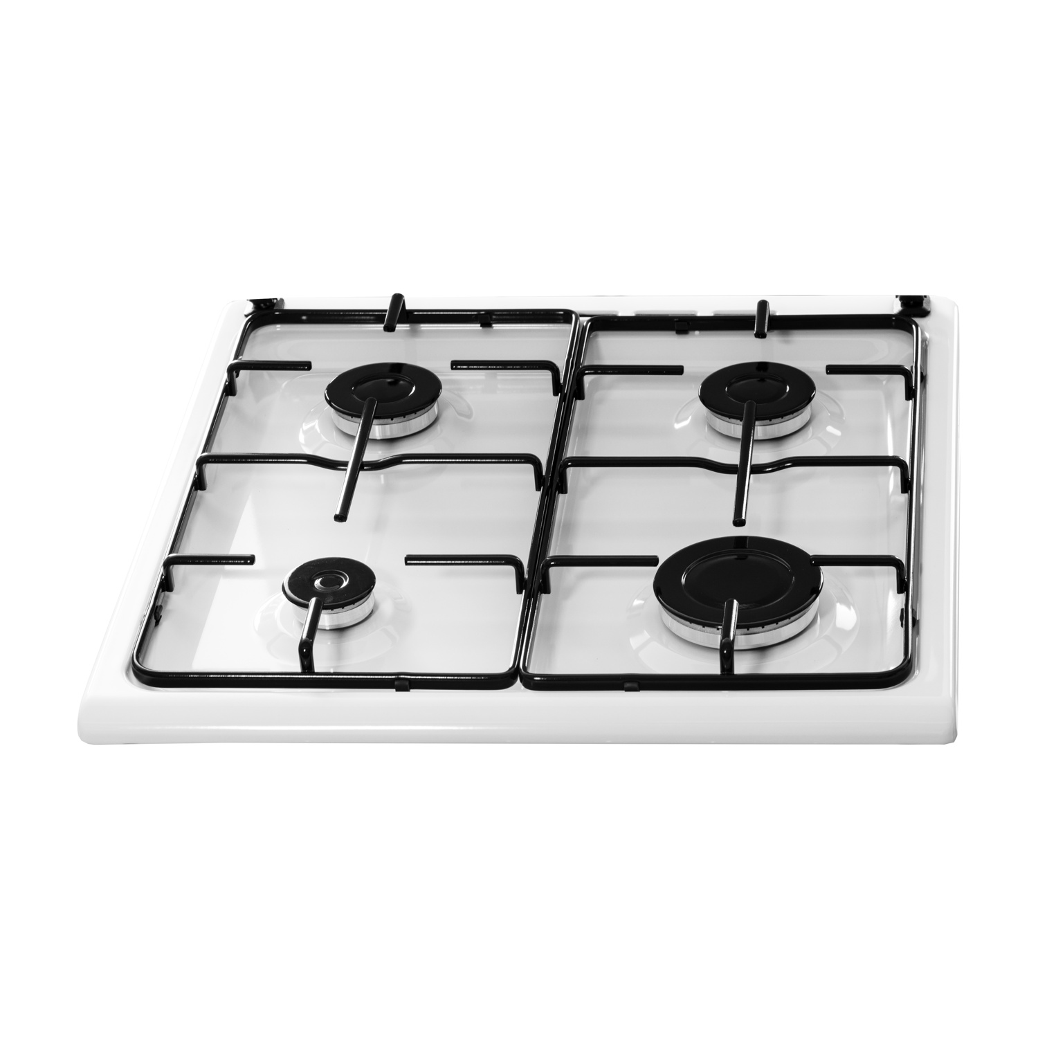 Un fornello a gas bianco con quattro bruciatori e griglie nere su una superficie bianca. Lo sfondo è bianco.