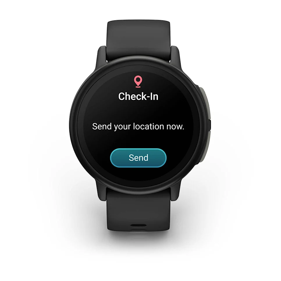 Eine schwarze Smartwatch zeigt einen 'Check-In'-Bildschirm an. Es fordert den Benutzer auf, seinen Standort mit einer 'Senden'-Schaltfläche zu senden.