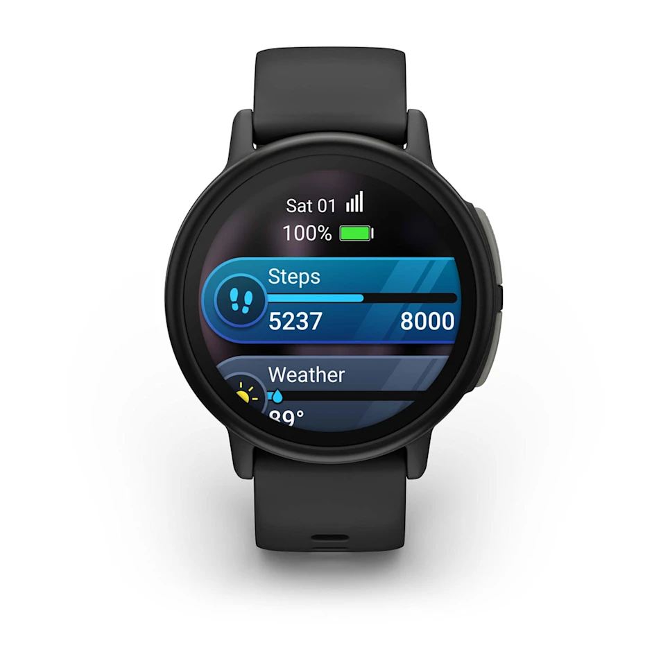 Schwarze Smartwatch mit rundem Display, das Schritte, Akku und Wetterinformationen auf weißem Hintergrund anzeigt.