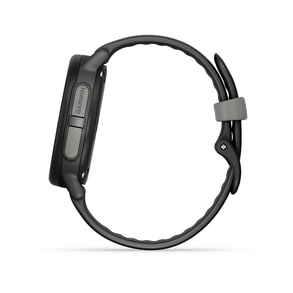Schwarze Garmin Smartwatch. Graue Taste, Schnalle. Schwarzes Band ist geschlungen. Weißer Hintergrund.