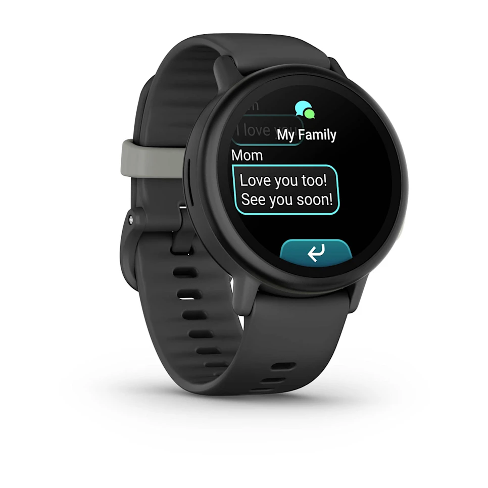 Eine schwarze Smartwatch zeigt eine Nachricht an: 'Ich liebe dich auch! Bis bald!' Die Uhr hat ein schwarzes Armband und eine graue Schließe.