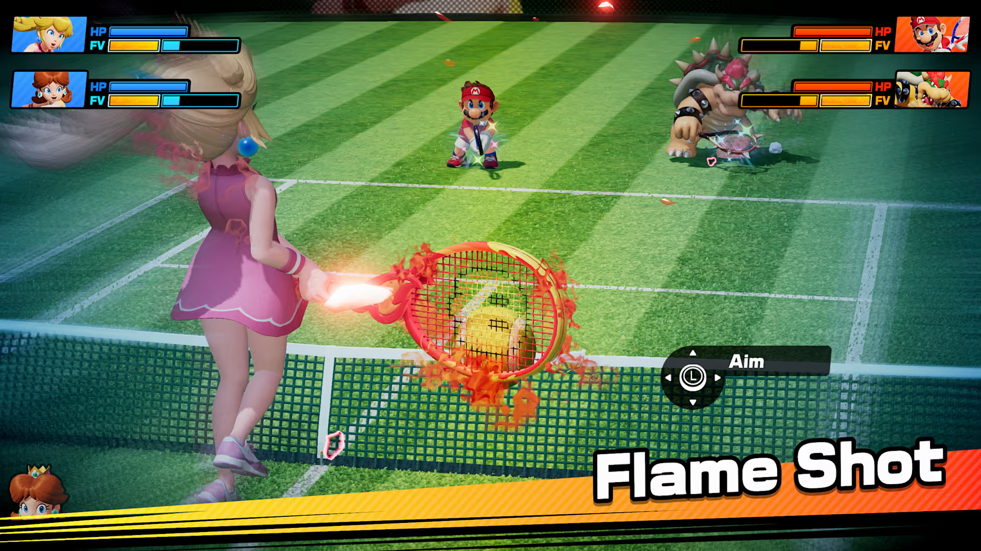 Una scena di gioco di tennis con Mario, Peach e Bowser. Peach si prepara per un colpo di fiamma. Il campo è verde e la rete è visibile.