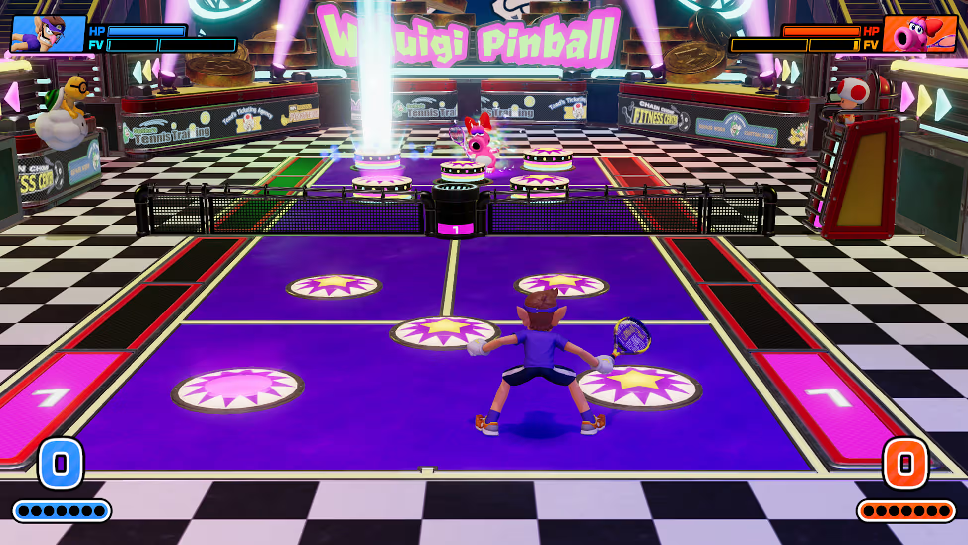 Una scena di videogioco di una partita di tennis con personaggi. Campo viola, pavimento a scacchi bianchi e neri. Il nome del gioco è 'Waluigi Pinball'.