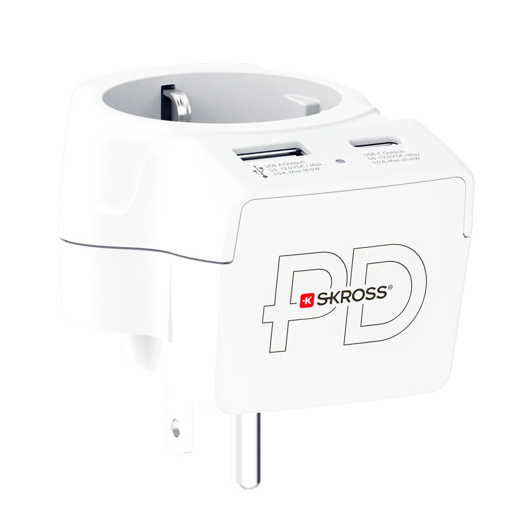 Egy fehér SKROSS PD utazóadapter USB portokkal, európai dugóval és amerikai dugóval. A termék fekete háttéren van.