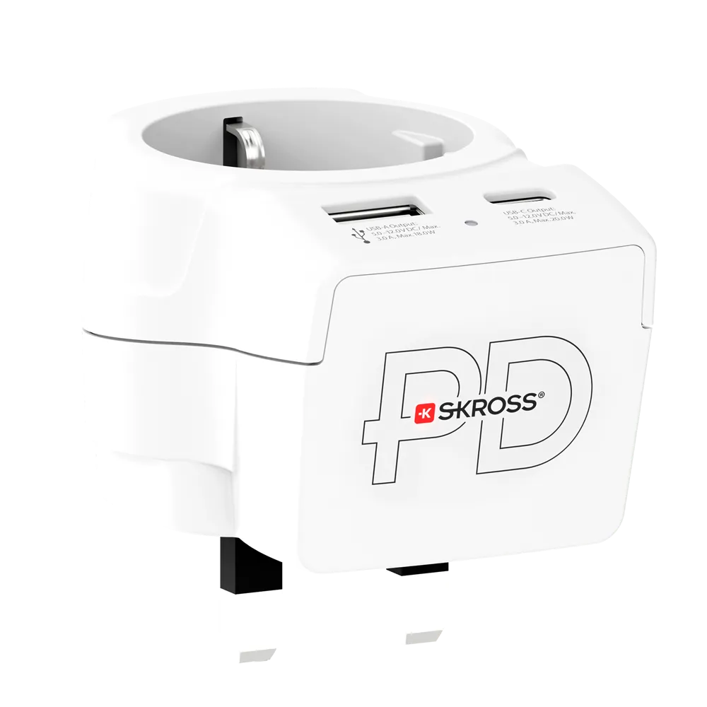 Egy fehér SKROSS PD adapter két USB porttal és két csatlakozóval. Rajta a 'PD' és 'SKROSS' felirat látható.
