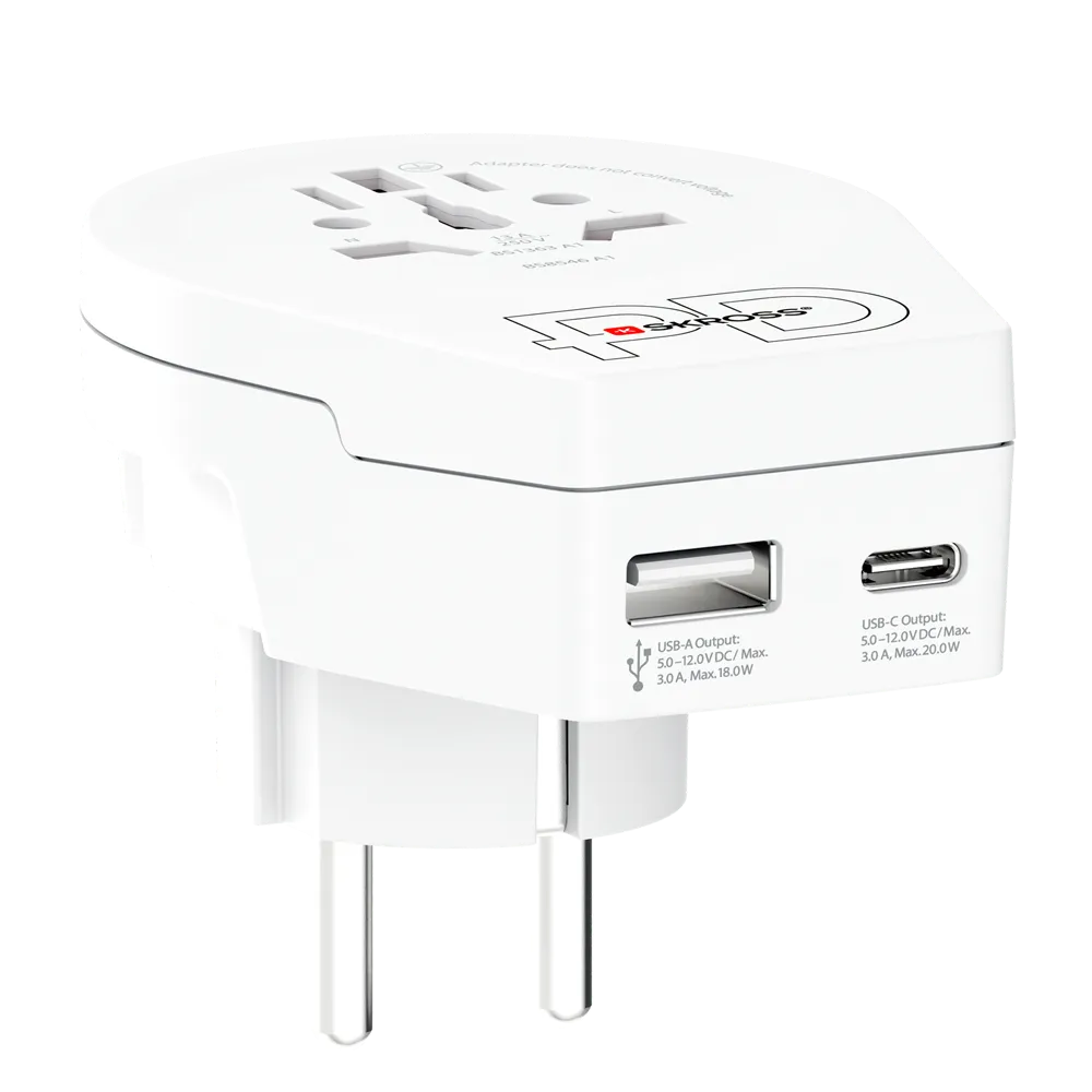Fehér utazóadapter USB-A és USB-C portokkal. Európai dugója van, és a SKROSS logó. A specifikációk nyomtatva vannak.