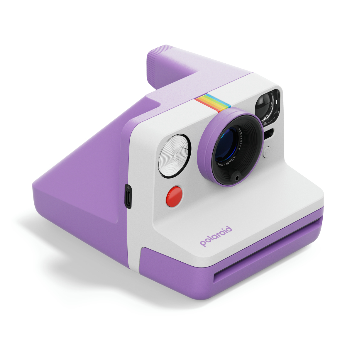 Eine lila-weiße Polaroid-Kamera. Sie hat einen Regenbogenstreifen und einen roten Knopf. Das Objektiv ist schwarz und lila.