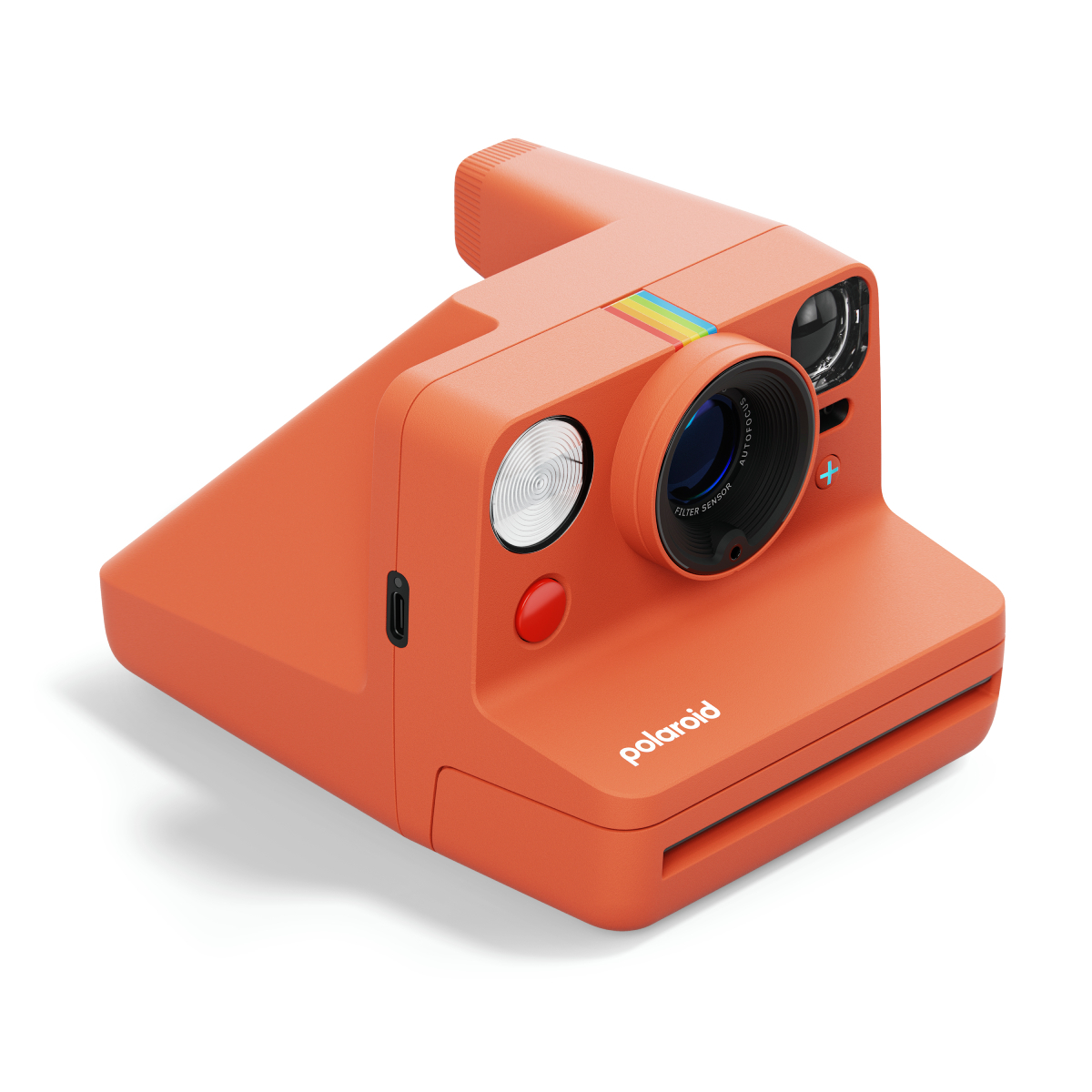 Eine orangefarbene Polaroid-Kamera auf weißem Hintergrund. Sie hat ein Objektiv, einen Blitz, Knöpfe und das Polaroid-Logo.
