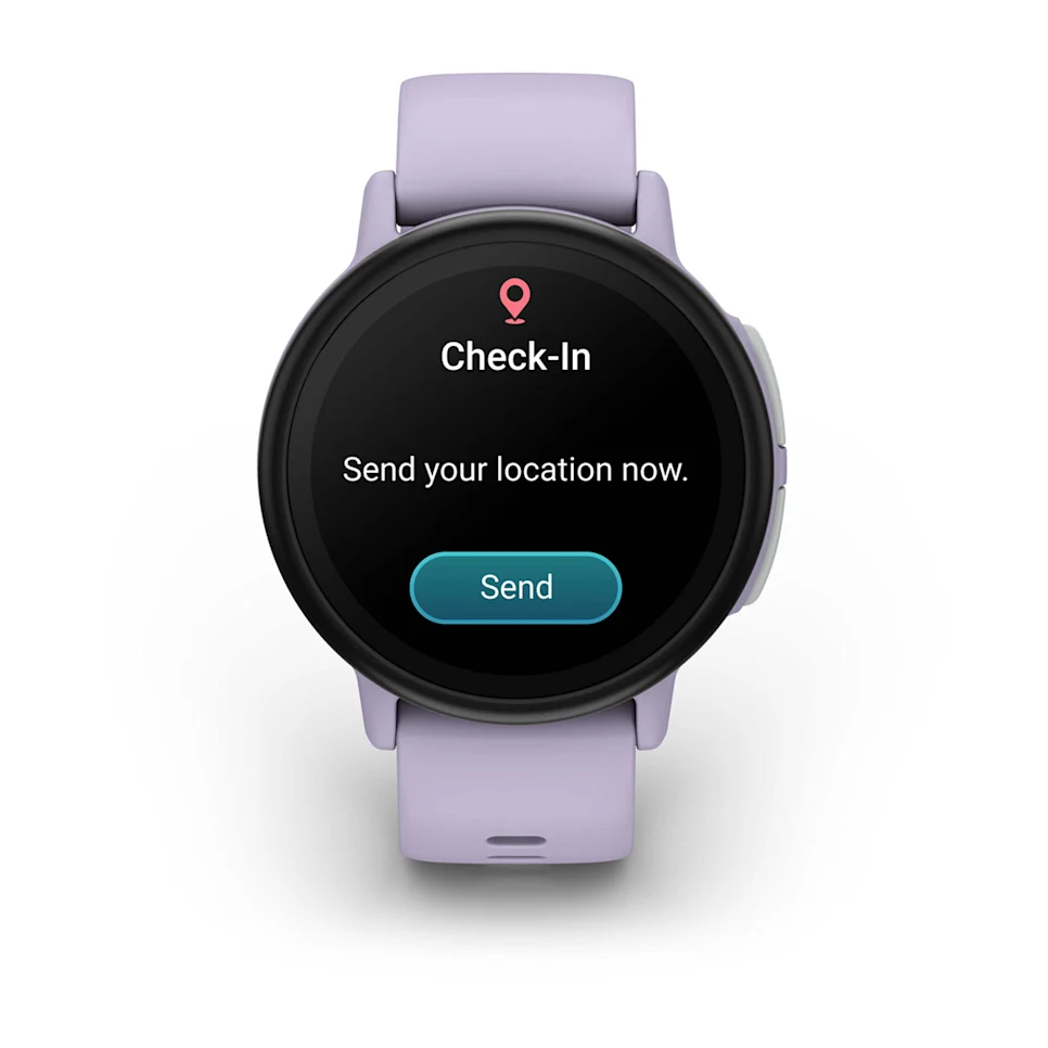 Eine lila Smartwatch zeigt einen „Check-In“-Bildschirm an. Es fordert den Benutzer auf, seinen Standort mit der Schaltfläche „Senden“ zu senden. Weißer Hintergrund.
