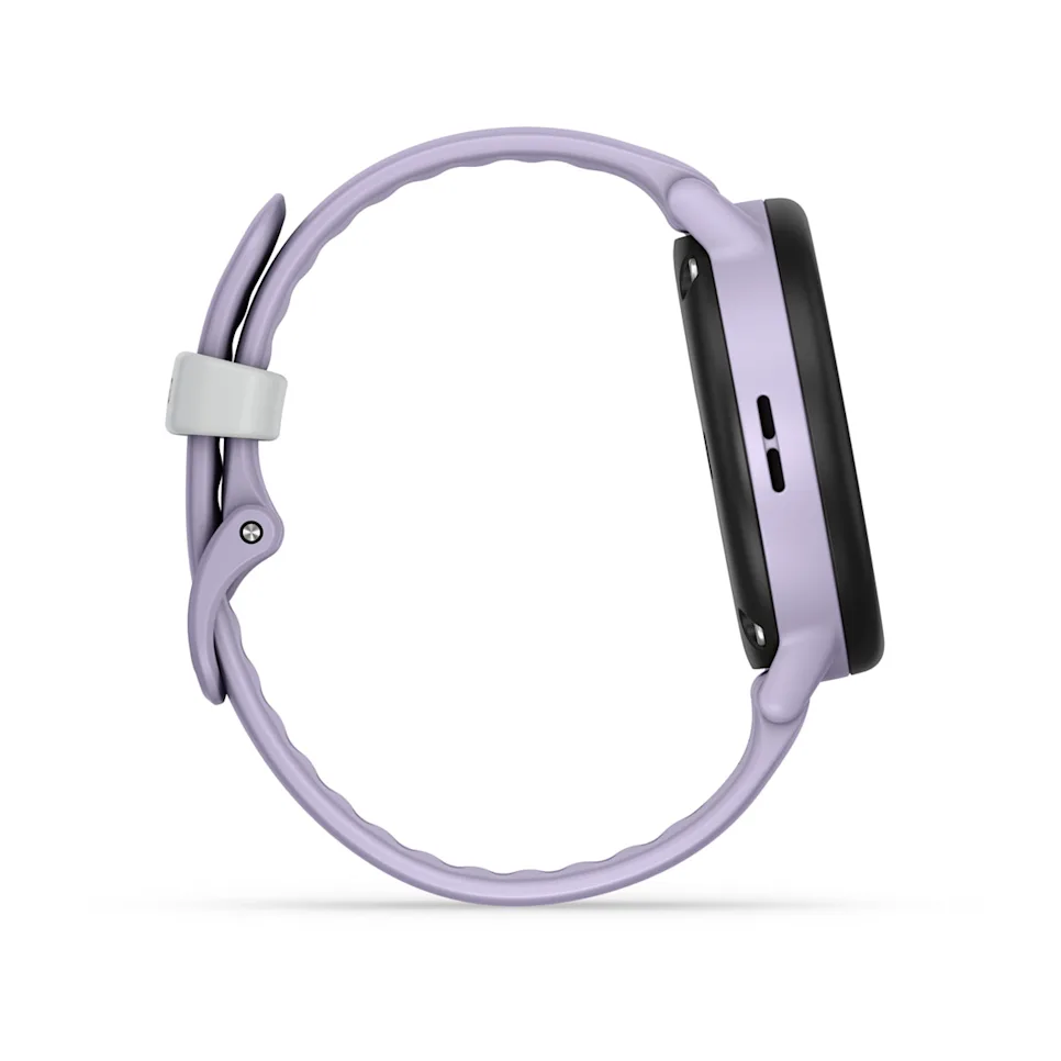 Eine lavendelfarbene Smartwatch mit schwarzem Bildschirm und weißer Schließe. Das Armband ist herumgewickelt.