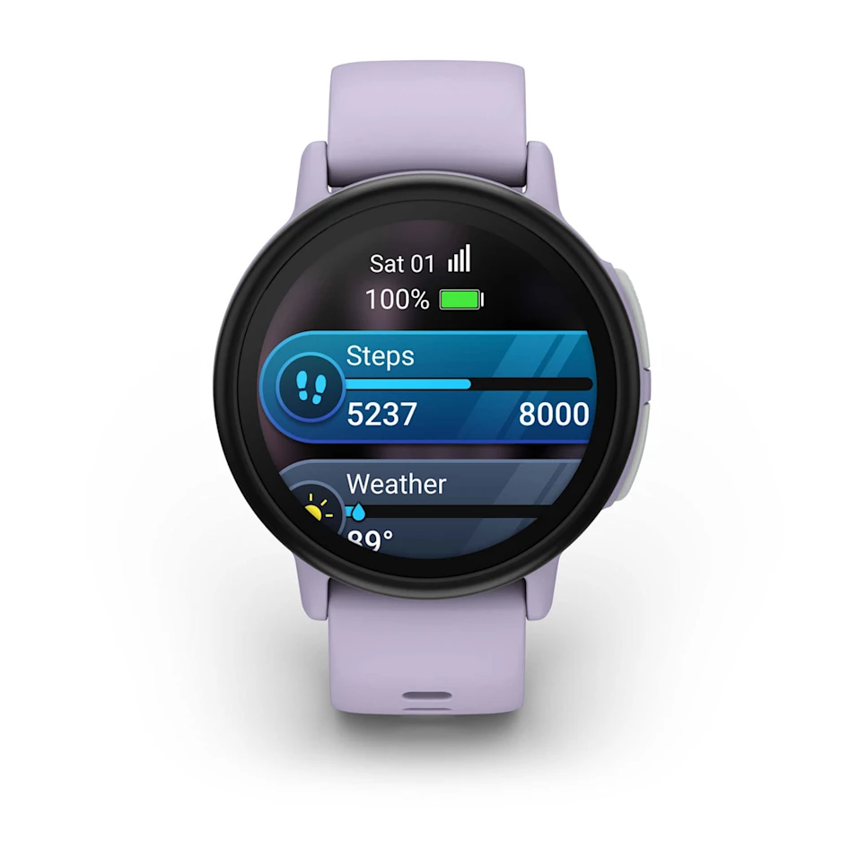 Eine hellviolette Smartwatch zeigt die gemachten Schritte, die Akkulaufzeit und das Wetter an. Die Uhr zeigt 5237 Schritte von 8000 Zielen.