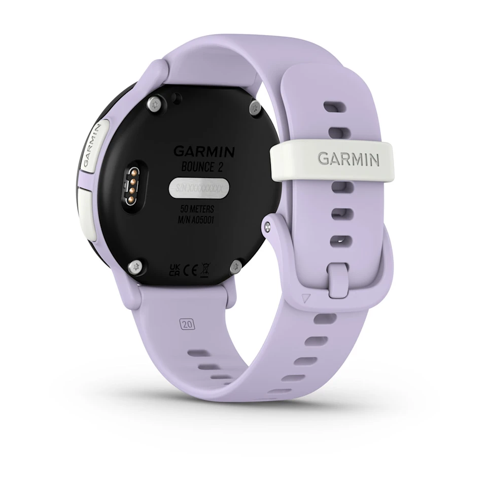 Eine Garmin Bounce 2 Smartwatch mit lavendelfarbenem Armband. Die Rückseite der Uhr ist schwarz, mit Garmin-Logo und weiteren Spezifikationen.