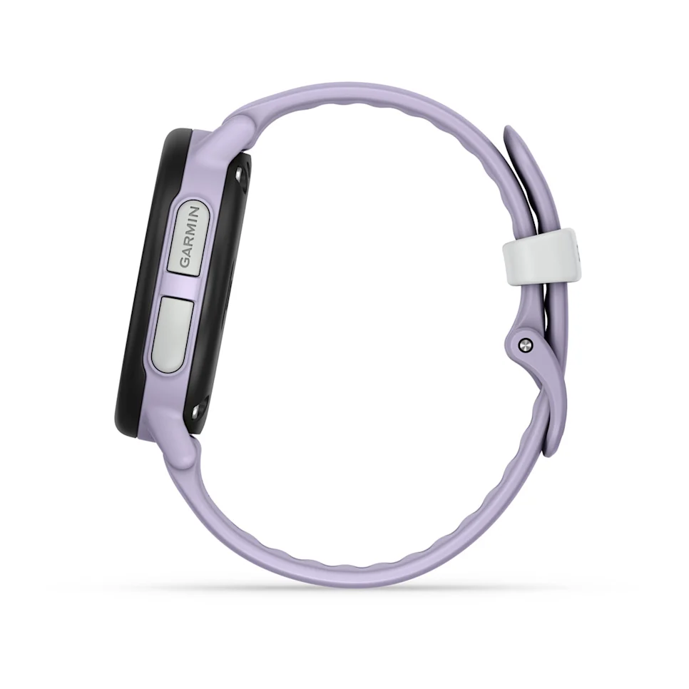 Eine lavendelfarbene Garmin Smartwatch. Die Uhr hat einen schwarzen Bildschirm mit weißer Taste und ein lavendelfarbenes Armband mit weißer Schnalle.