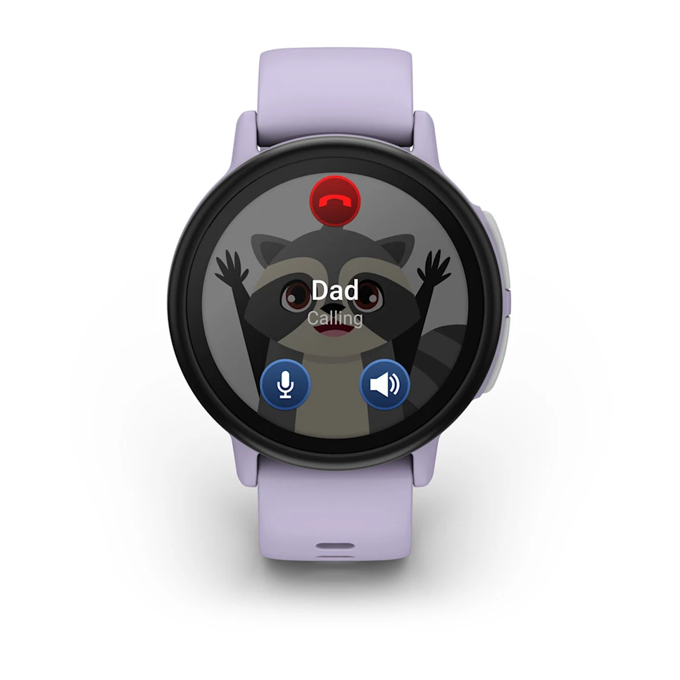 Eine Smartwatch mit einem Waschbären auf dem Bildschirm, die einen Anruf von „Papa“ anzeigt. Die Uhr hat ein lilafarbenes Armband.