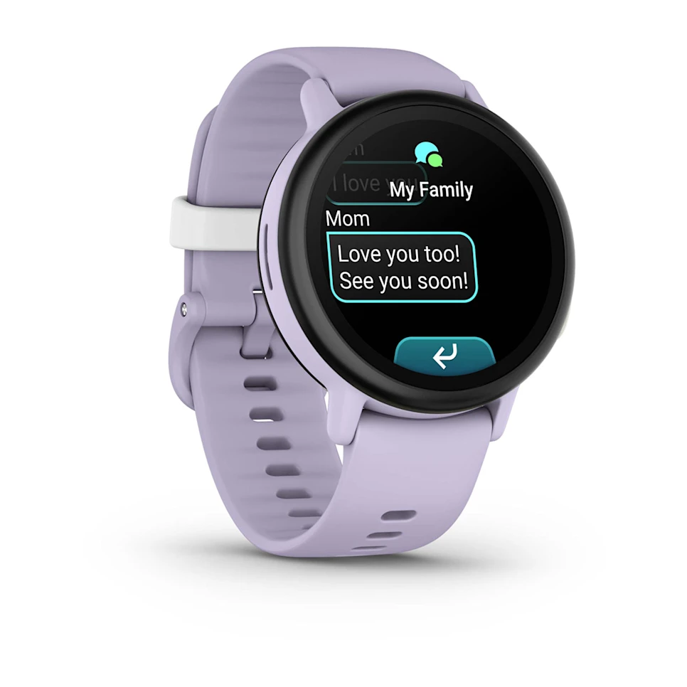 Eine lavendelfarbene Smartwatch zeigt eine Nachricht von 'Mom' mit 'Love you too! See you soon!'