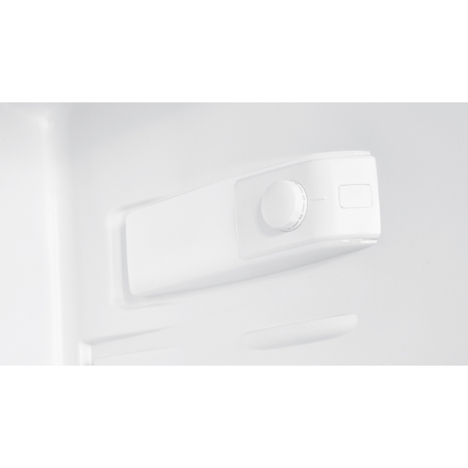 Interno di un frigorifero bianco. Visibile un pannello di controllo bianco con un quadrante e un pulsante rettangolare. Sotto c'è un piccolo ripiano.