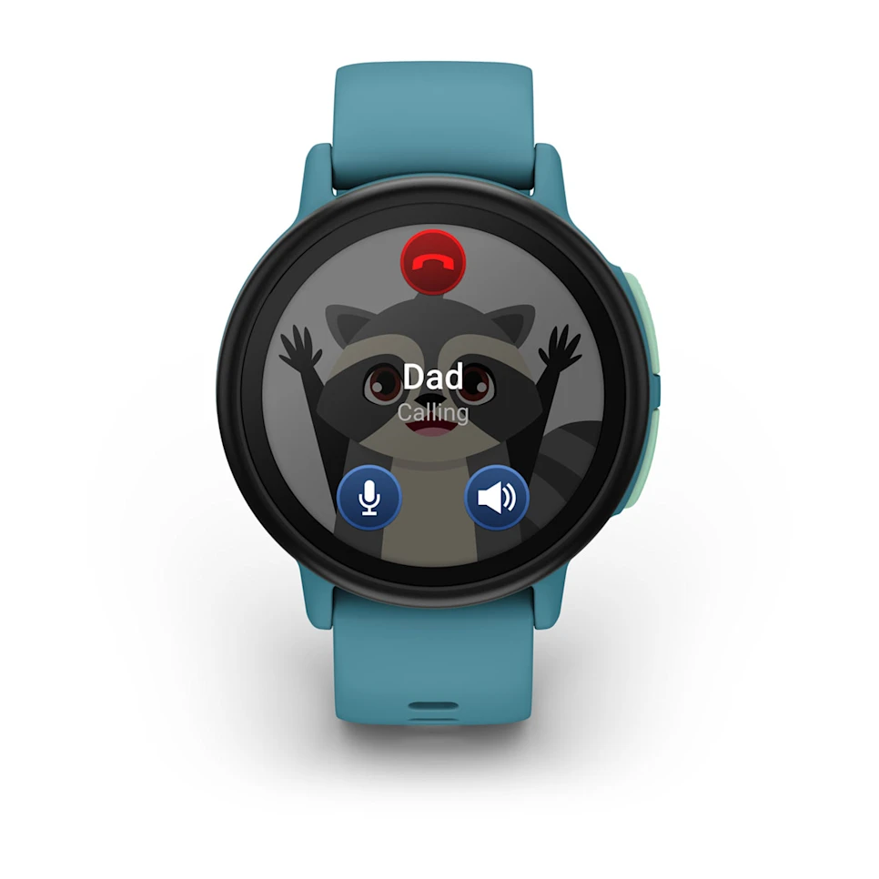 Eine Smartwatch zeigt einen Waschbären mit erhobenen Armen und den Worten 'Papa ruft an'. Sie hat ein blaues Armband und ein rotes Telefonsymbol.